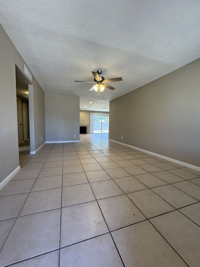 Foto del edificio - CORNER LOT 3 BEDROOM PLUS DEN WITH FIREPLACE AND LARGE YARD