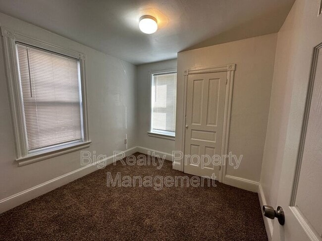 Building Photo - 342 Valley Rd