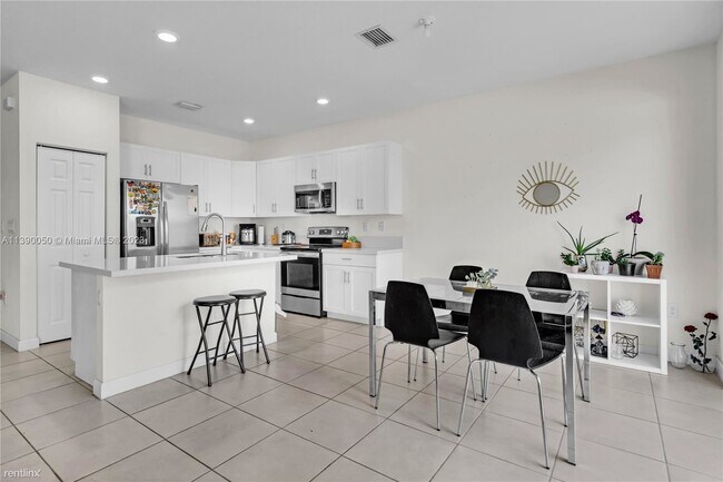 Building Photo - 3 br, 2.5 bath House - 3318 W 100th Ter