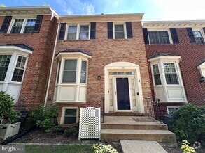 Building Photo - 13 Carriage House Cir
