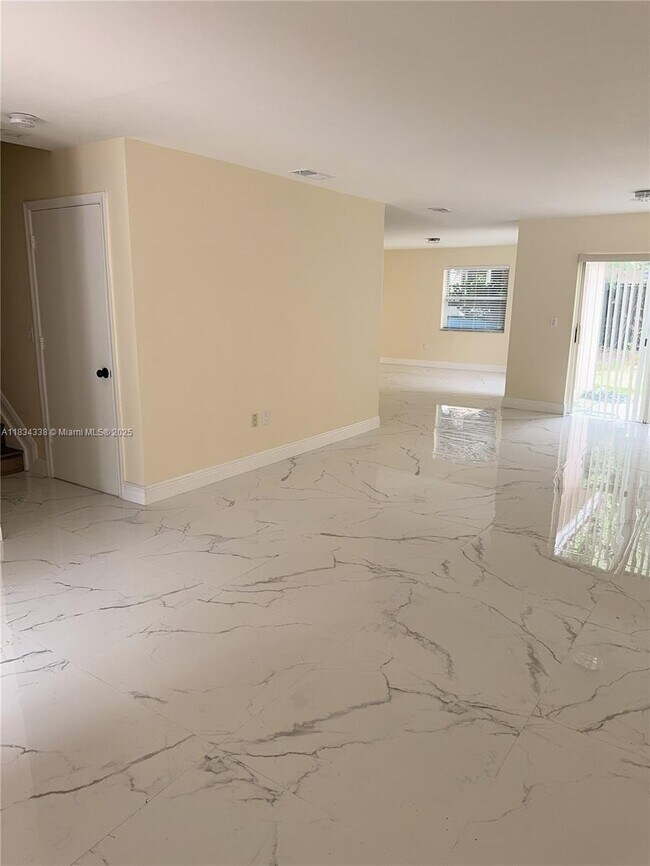 Foto del edificio - 5490 NW 92nd Ave