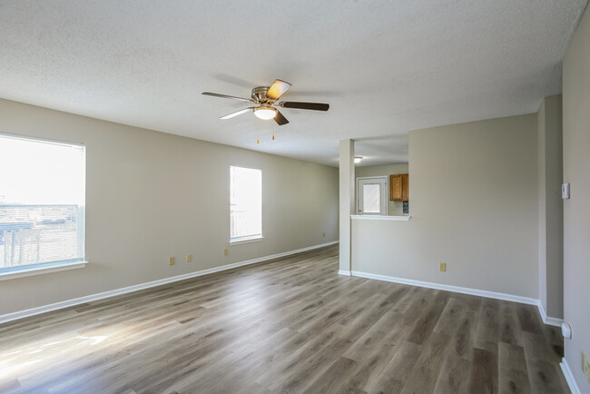 Building Photo - Wonderful 3 Bedroom