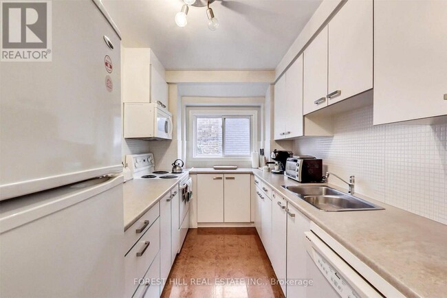 Building Photo - 72-72 Walmer Rd
