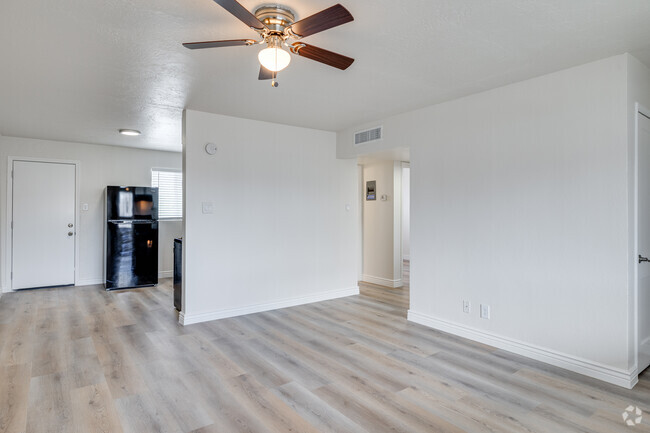 2BR, 1BA - 800SF - The Beverly V Apartments