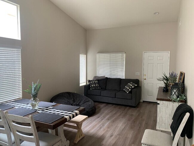 Building Photo - 492 Paseo Del Valle
