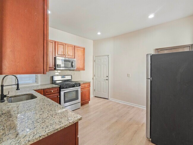 Foto del edificio - 27 Armstrong Ave