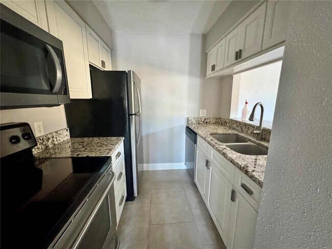 Foto del edificio - 10196 Sailwinds Blvd S