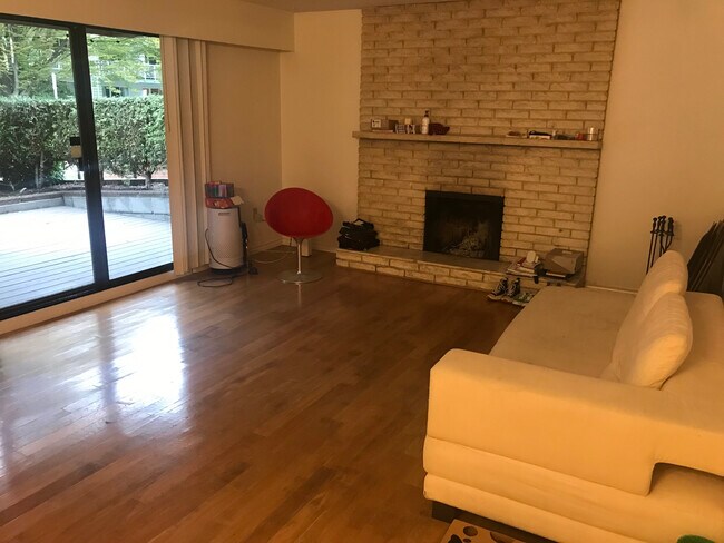 Planchers en bois et foyer - 1750 10th Av W