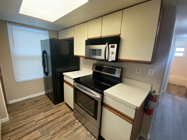 Building Photo - Great 3 Bedroom, 2 Bathroom condo in the V...