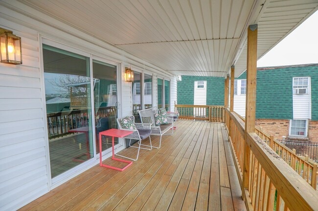 Building Photo - Pretty Lake Furnished Unit 2/1.5 Views! Vi...