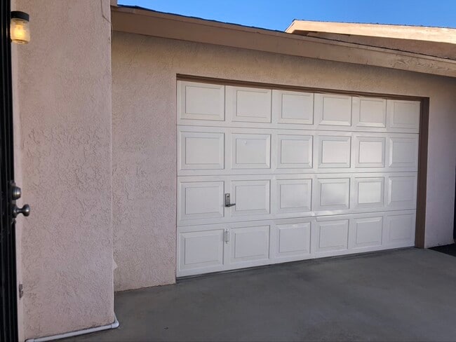 Building Photo - 408 W Felspar Ave