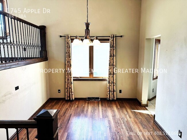 Foto del edificio - 1745 Apple Dr