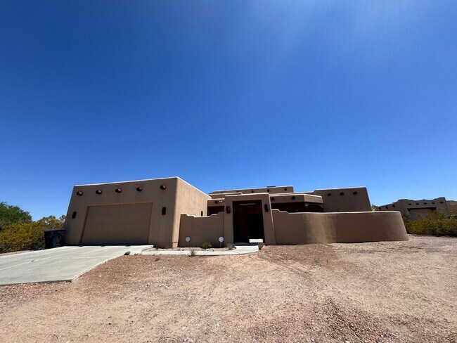 Foto del edificio - Gorgeous Fully Furnished rental on 1 acre, flexible lease term