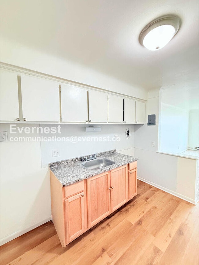 Building Photo - 15601 Schoolcraft Rd