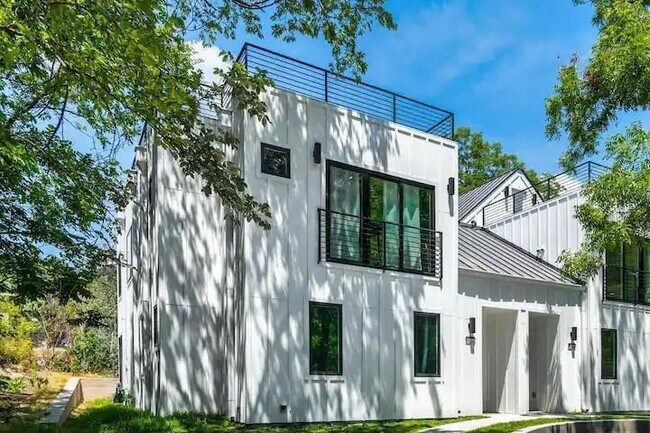 Building Photo - 1130 Northwestern Ave