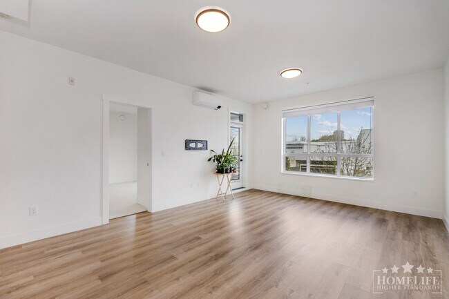 Photo du bâtiment - Modern 3 Bed 2 Bath Condo in Montrose Square with AC Parking and Transit Access