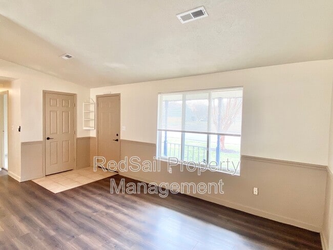 Building Photo - 725 Chatsworth Dr