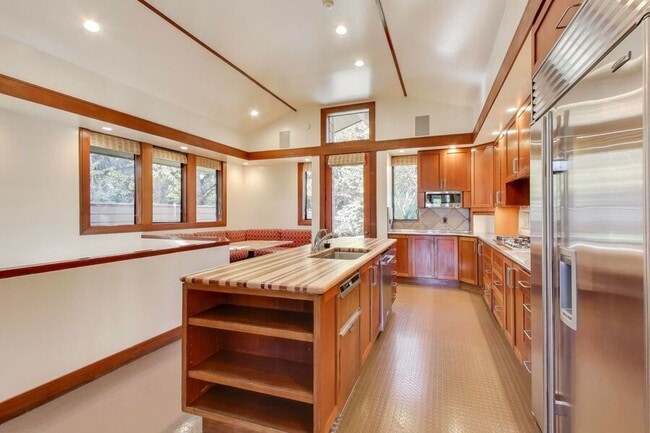 Foto del edificio - 28 Meadow Rd