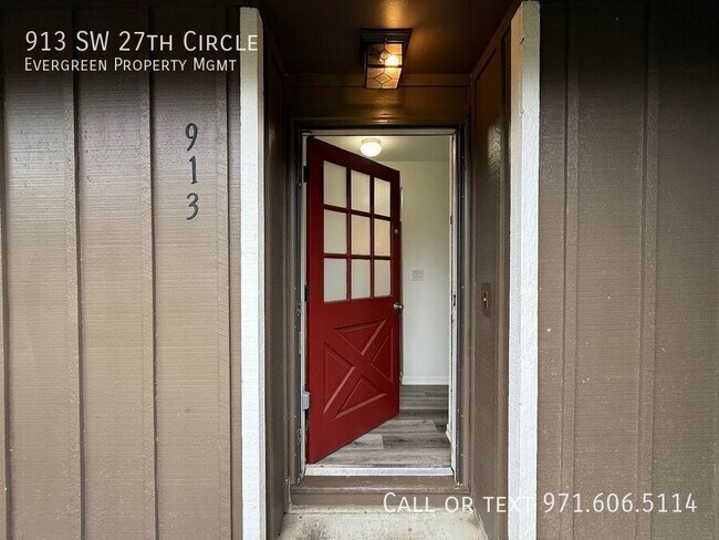 Foto del edificio - 913 SW 27th Cir