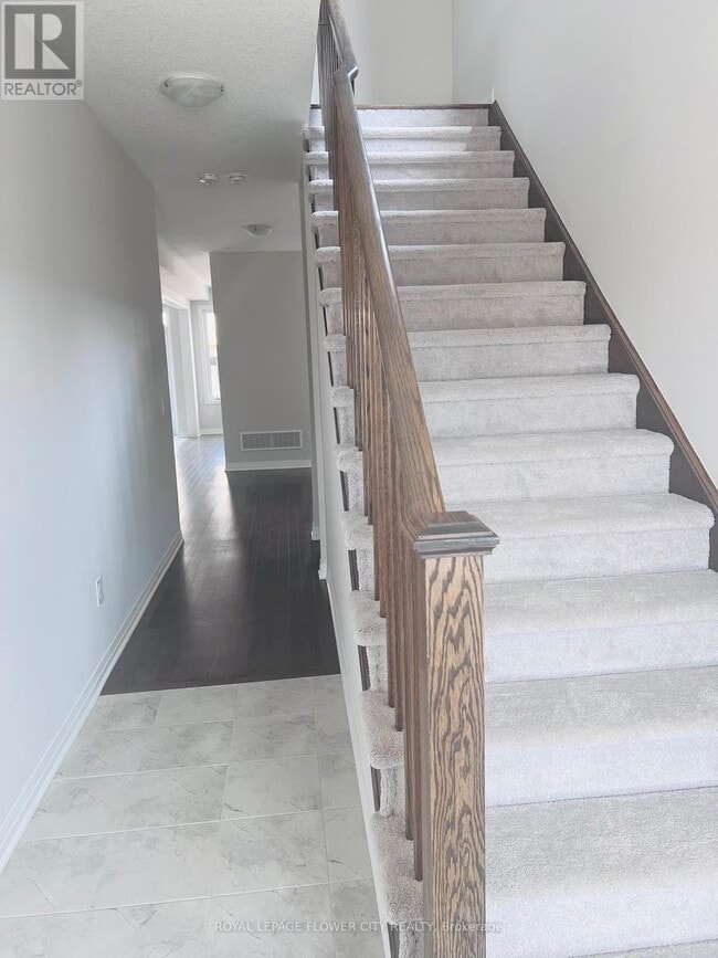 Photo du bâtiment - 33 Prince Philip Blvd