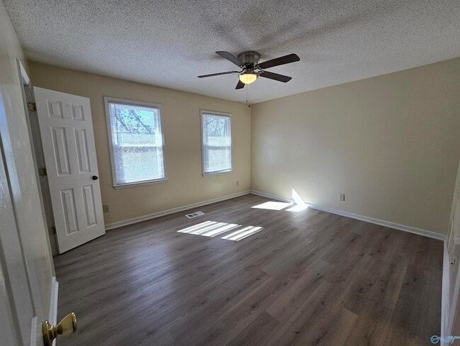 Building Photo - 11539 Jade Ln SE