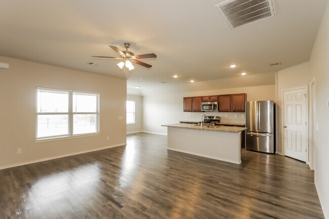 Foto del edificio - 7407 Wolf Creek Ln