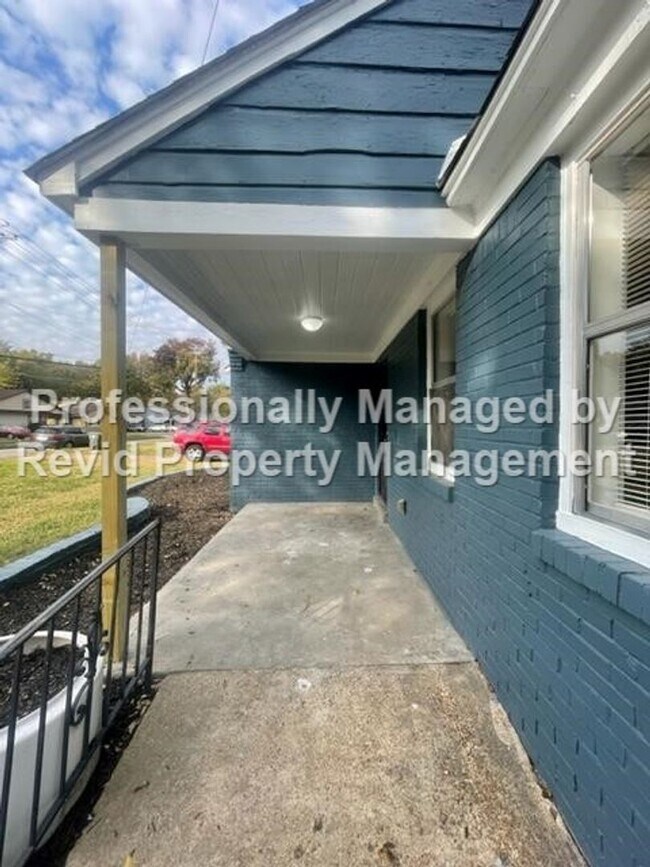 Building Photo - Newly Renovated Huge 4 Bedroom Home!!