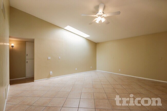 Building Photo - 2403 S Evergreen Rd