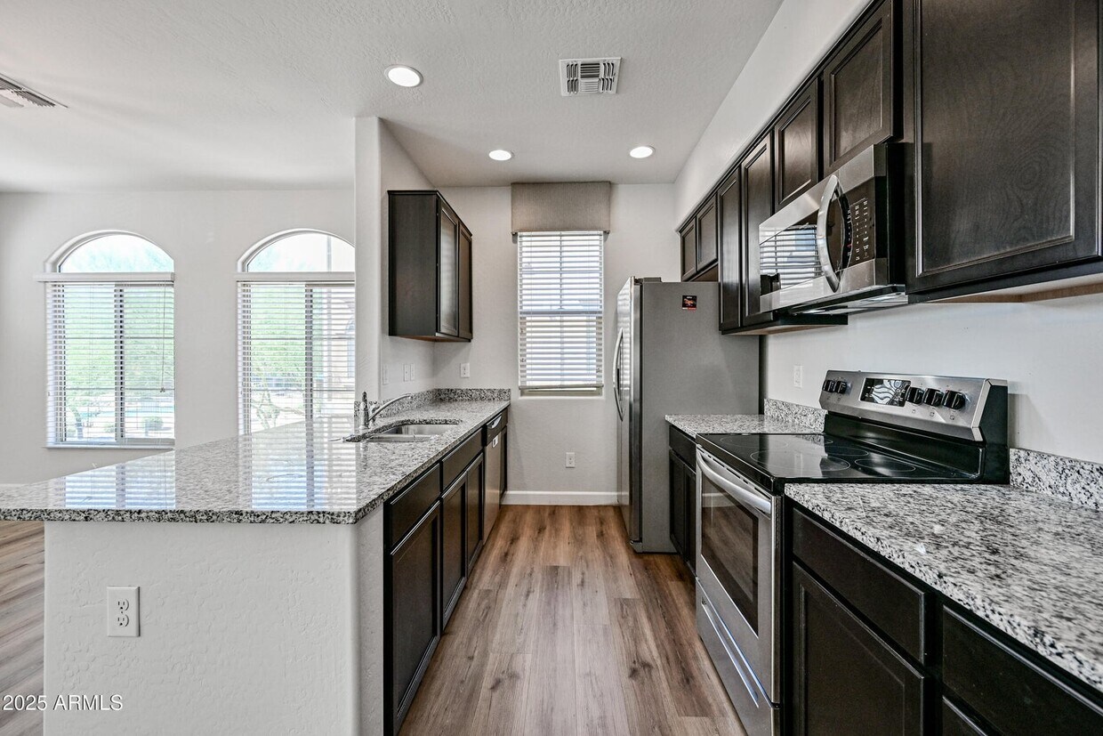 Foto principal - 240 W Juniper Ave