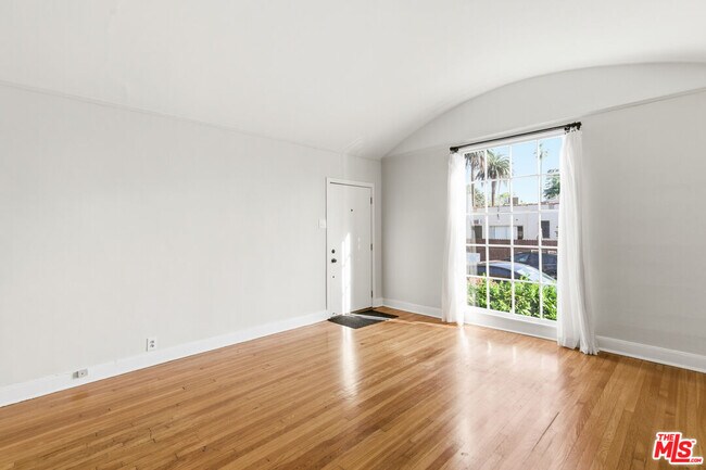 Foto del edificio - 7261 Waring Ave