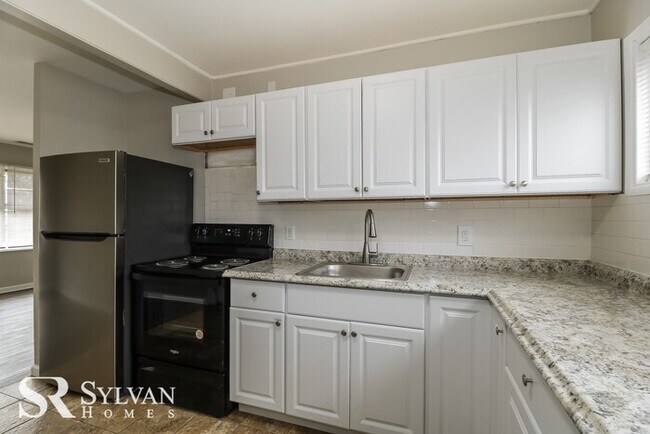 Foto del edificio - Renovated 4BR 2BA home is ready for new re...