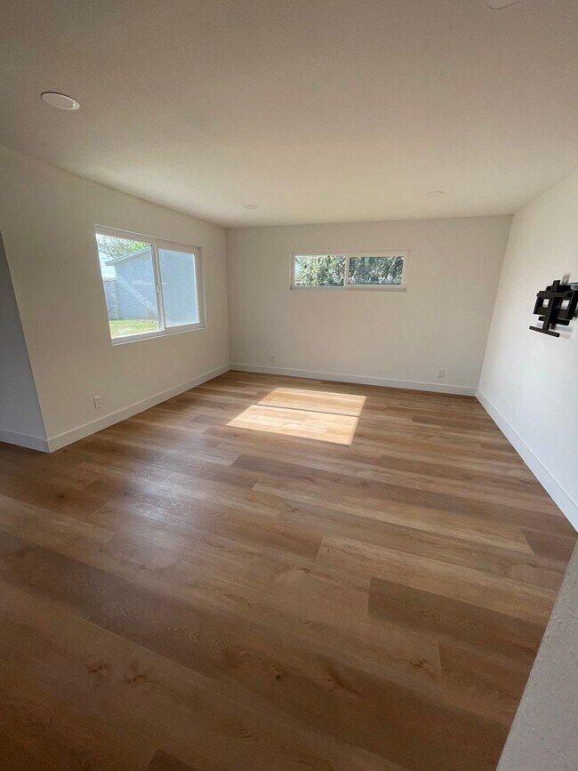 Foto del edificio - Beautiful Upgraded home and ready to Move ...