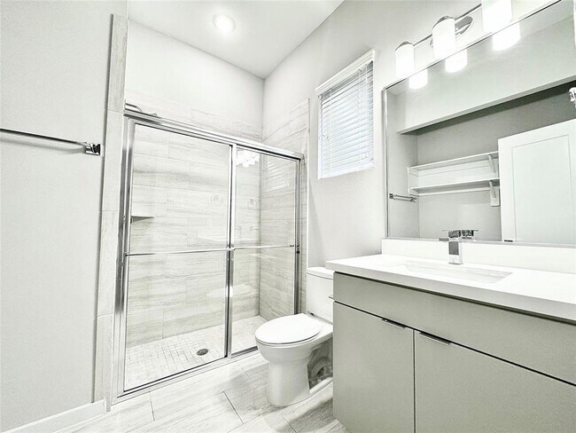 Foto del edificio - 5823 Fairdale Ln