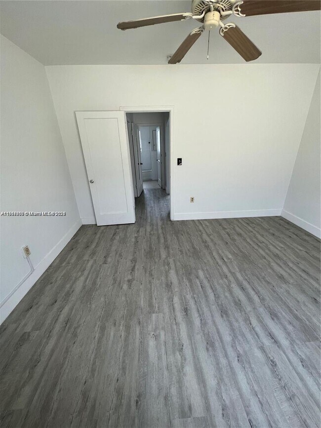 Foto del edificio - 945 Bay Dr