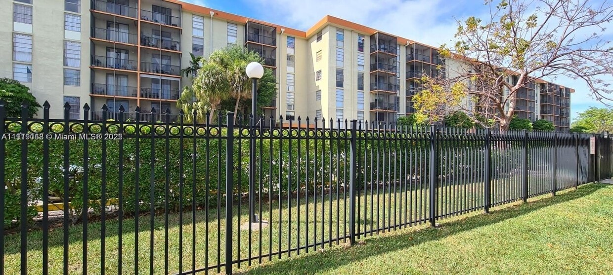 Foto principal - 16851 NE 23rd Ave