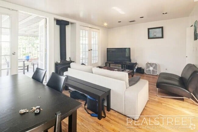 Building Photo - 2 BR 1.5 Bath with Roof Deck in Cobble Hill!