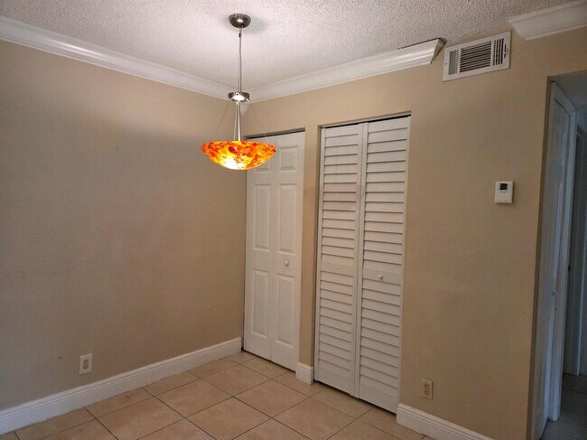 Foto del edificio - 10749 Cleary Blvd