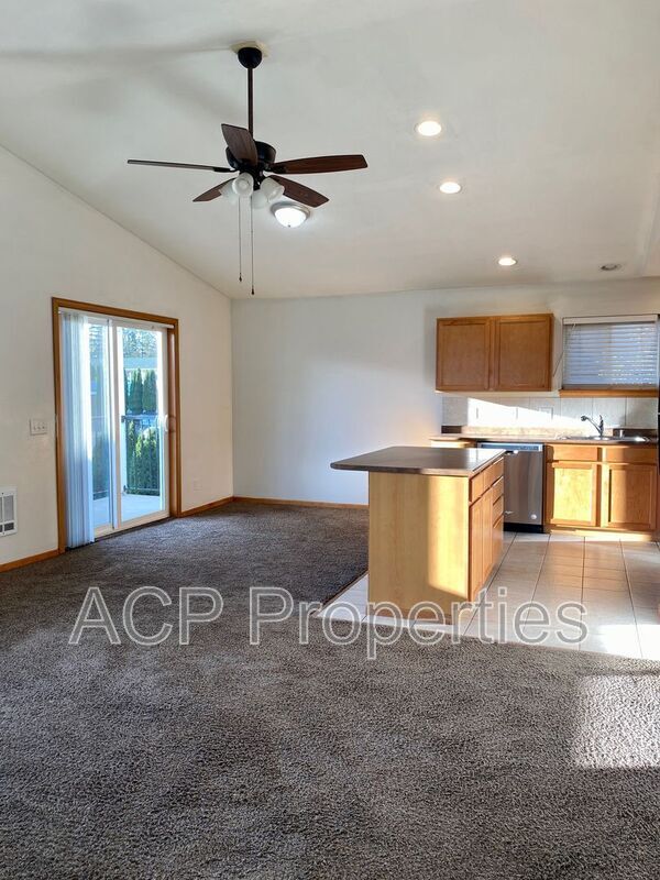 Building Photo - 3233 Racine St