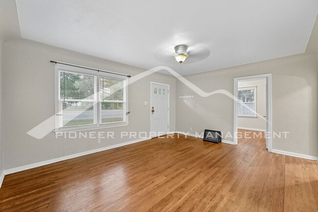 Building Photo - Charming Duplex with Washer/Dryer and Fenc...
