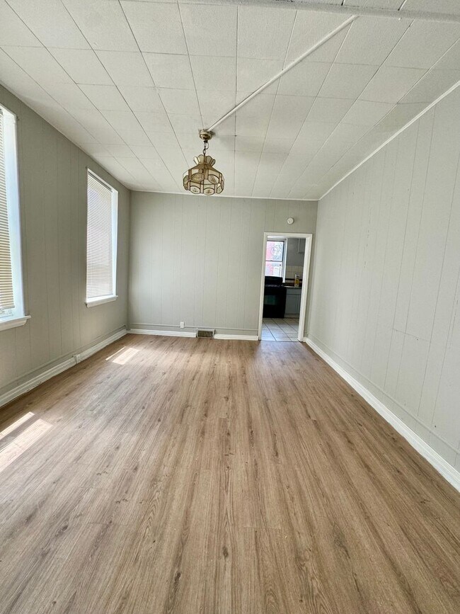 Building Photo - 3 Bedroom Home Available Now