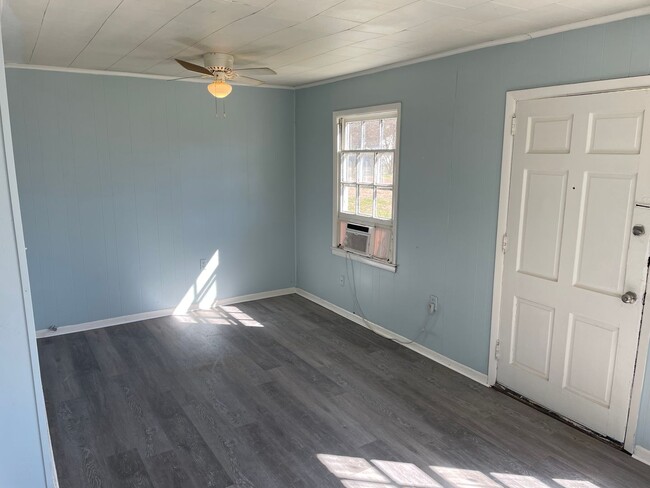 Building Photo - Remodeled 2 Bedroom Home