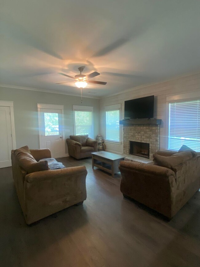 Building Photo - Fantastic Commerce home, lease furnished o...