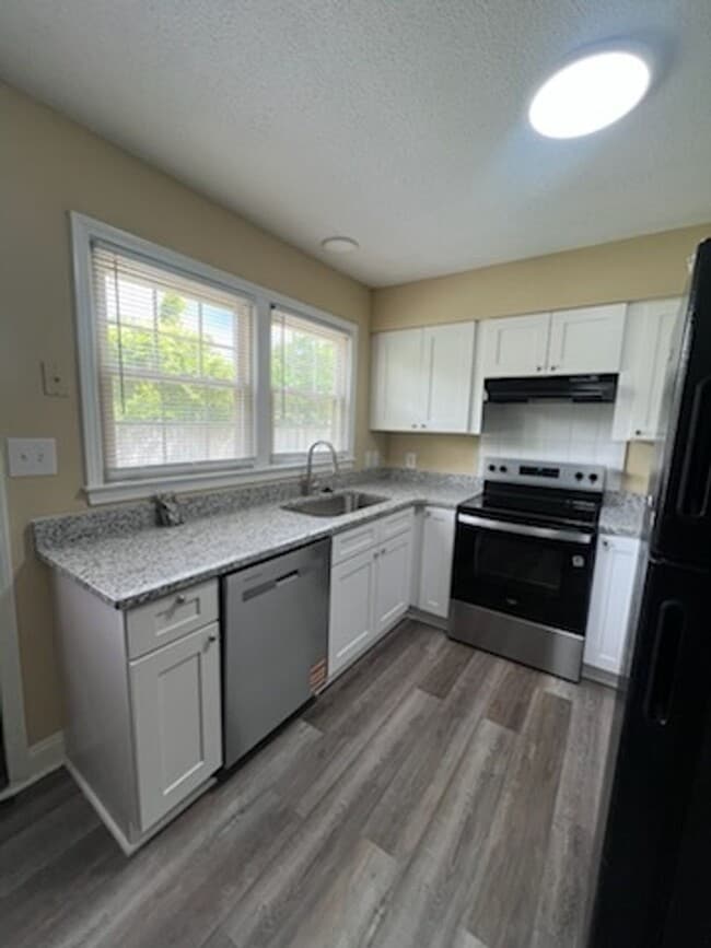 Building Photo - Renovated  Townhouse