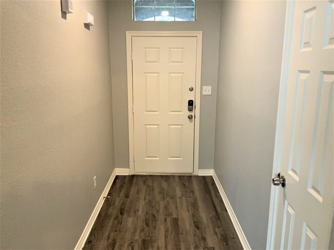 Building Photo - 2202 Creek Side Dr