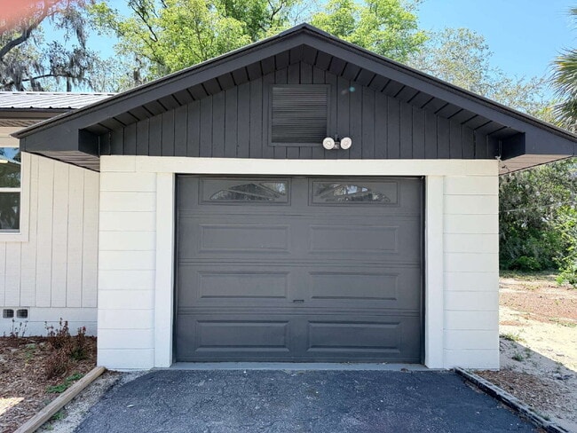Building Photo - 3-Bedroom and 2-Bathroom with 1 Car Garage