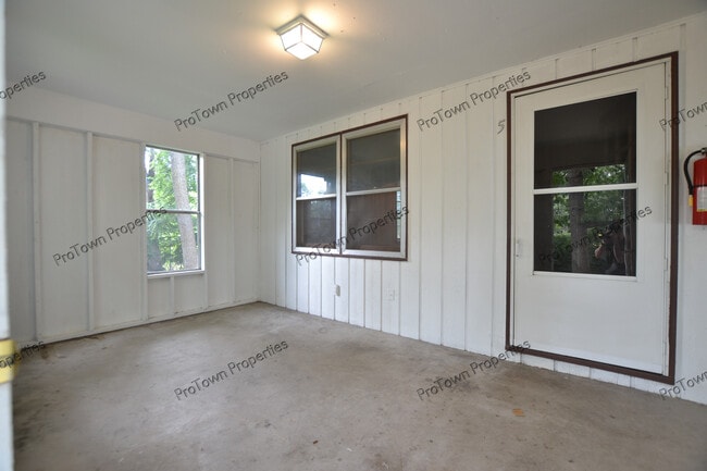Building Photo - 10 Riverview St