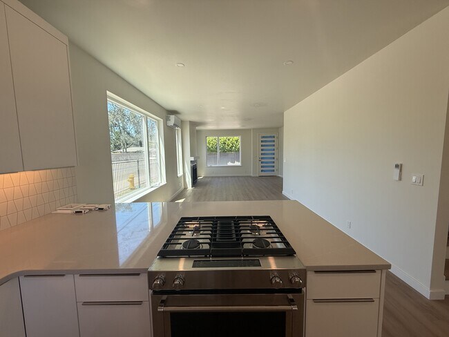 Foto del edificio - 2210 Emerson Dr