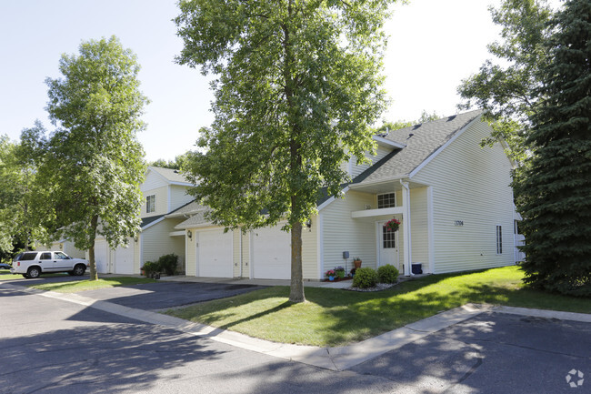 Building Photo - Lincoln Square Townhomes