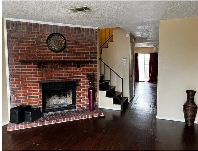 Foto del edificio - 10500 Lake June Rd