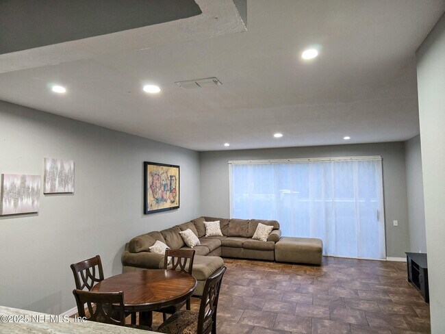 Foto del edificio - 7990 Baymeadows Rd